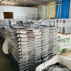 tlakovo odlievaný svetlomet