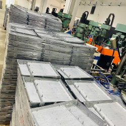 tlakovo liaty svetlomet