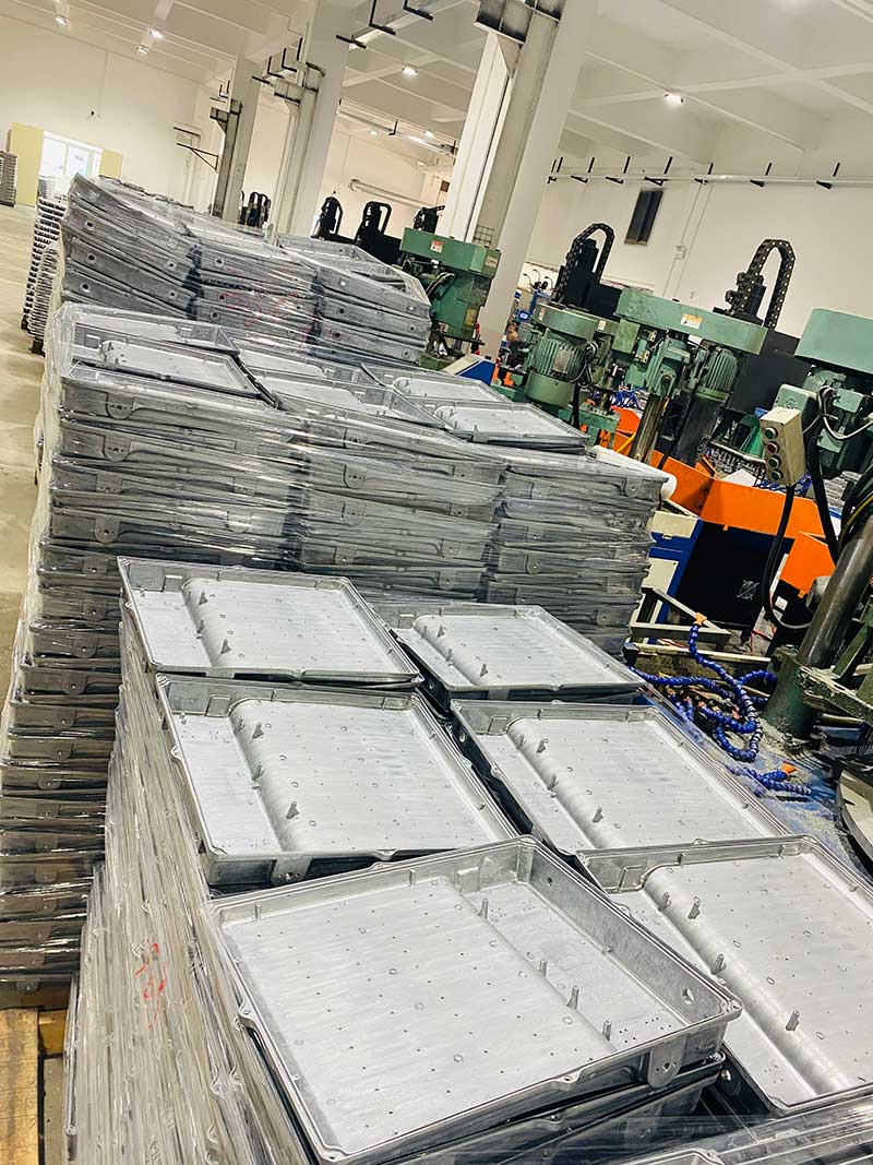 tlakovo liaty svetlomet